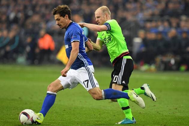 Fussball, UEFA Europa League, Saison 2016 2017, Viertelfinale , FC Schalke 04 vs Ajax Amsterdam 20.04.2017, Veltinsarena Gelsenkirchen, Benjamin Stambouli, S04, Davy Klaassen, Ajax Amsterdam