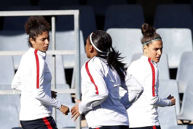 Paris Saint-Germain s Spanish stirker Vero Boquete (R) and Brazilian Rozeira Cristiane (L) during the training of the team held at Miniestadi stadium in Barcelona, northeastern Spain, 21 April 2017. FC Barcelona Barca will face PSG in a UEFA Women s Champions League semifinal first leg match at the Miniestadi stadium in Barcelona on the ucoming 22 April. PARIS SAINT-GERMAIN S press conference PK Pressekonferenz !ACHTUNG: NUR REDAKTIONELLE NUTZUNG!  Copyright: xALBERTOxESTEVEZx 20170421-636283992136147349