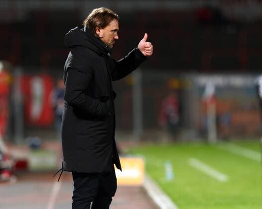 Mttwoch 19.04.2017, Saison 2016 2017, Regionalliga West, 21. Spieltag im Stadion Niederrhein, SC Rot-Weiß Oberhausen - BVB 09 Borussia Dortmund II 0:0, Trainer Daniel Farke (BVB II) zeigt mit dem Daumen nach oben