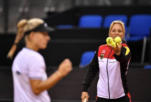 Angelique KERBER (GER) mit Team Captain Barbara RITTNER (GER) Training Aufwärmen Tennis Damen Team Deutschland Germany Fed Cup Federations FedCup 2017 Deutschland vs Ukraine Porsche-Arena Stuttgart 22.04.2017 FedCup First Round Porsche-Arena Stuttgart 2017