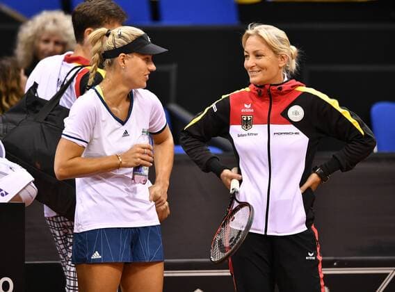 Angelique KERBER (GER) mit Team Captain Barbara RITTNER (GER) Training Aufwärmen Tennis Damen Team Deutschland Germany Fed Cup Federations FedCup 2017 Deutschland vs Ukraine Porsche-Arena Stuttgart 22.04.2017 FedCup First Round Porsche-Arena Stuttgart 2017