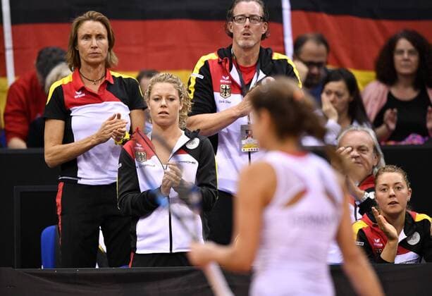 Julia Görges (GER) Aufmunterung von Laura SIEGEMUND (GER) Angelique KERBER (GER) Carina Witthöft (GER) Team Tennis Damen Team Deutschland Germany Fed Cup Federations FedCup 2017 Deutschland vs Ukraine Porsche-Arena Stuttgart 22.04.2017 FedCup First Round Porsche-Arena Stuttgart 2017