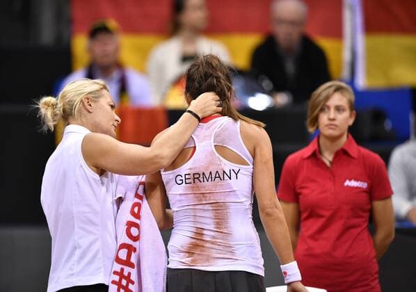 Julia Görges (GER) Verletzungspause nach Sturz mit Team Captain Teamchefin Coach Barbara RITTNER (GER) Tennis Damen Team Deutschland Germany Fed Cup Federations FedCup 2017 Deutschland vs Ukraine Porsche-Arena Stuttgart 22.04.2017 FedCup First Round Porsche-Arena Stuttgart 2017