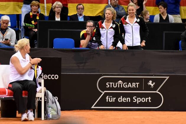 Teamchefin Barbara Rittner (GER), Laura Siegemund (GER), Carina Witthöft (GER). Deutschland, Stuttgart: Tennis, FedCup, Weltgruppe PlayOff: Deutschland vs Ukraine am 22.04.2017, Porsche Arena.