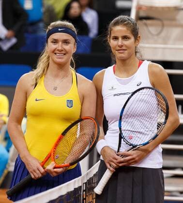 Fed Cup GER-UKR, Deutschland - Ukraine, Porsche Arena, Stuttgart, L-R : ELINA SVITOLINA (UKR) und JULIA GOERGES(GER) vor Spielbeginn am Netz Juergen Hasenkopf