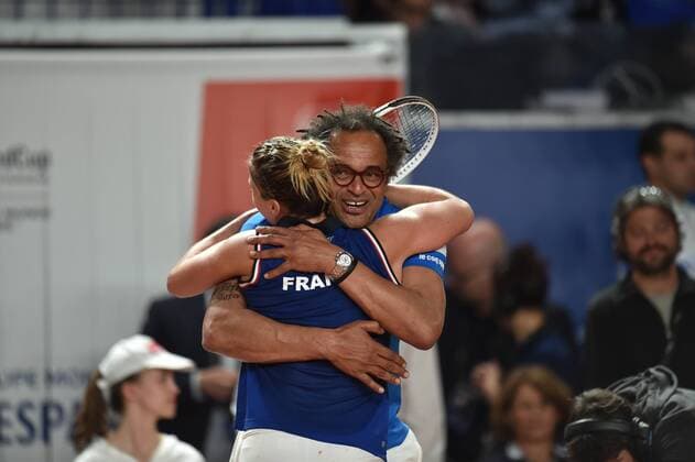 Joie de Yannick Noah et Pauline Parmentier TENNIS : Pauline Parmentier vs Sara Soribes Tormo - 22 04 2017 FredericChambert Panoramic 