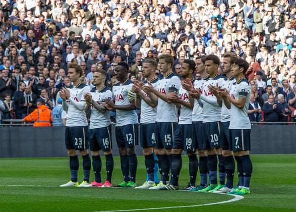 Spurs players observe a minute applause before the match in remembrance Ugo Ehiogu the Tottenham Hotspur under 23 coach that passed away suddenly on 21 04 2017 during the the Emirates FA Cup Semi-Final match between Chelsea and Tottenham Hotspur at Wembley Stadium, London, England on the 22nd April 2017. Copyright: xLiamxMcAvoyx 15070006