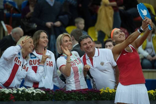 Themen der Woche - Sport Bilder des Tages - SPORT Russian Elena Vesnina poses for a selfie with Russain team after the first game between Russian Elena Vesnina and Belgian Alison Van Uytvanck, in the Fed Cup World Group Play Off between Russia and Belgium, Saturday 22 April 2017, at the Small Sports Arena Luzhniki in Moscow, Russia. BENOITxDOPPAGNE  x05085168x
