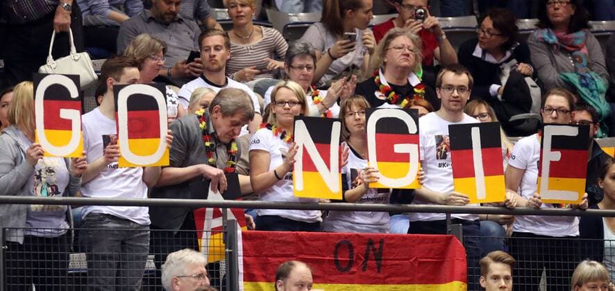 Bilder des Tages - SPORT Tennis Fed Cup Deutschland - Ukraine Deutschland, Stuttgart, 22.04.2017, Tennis, Fed Cup, Deutschland - Ukraine: Fans von Angelique Kerber (GER).