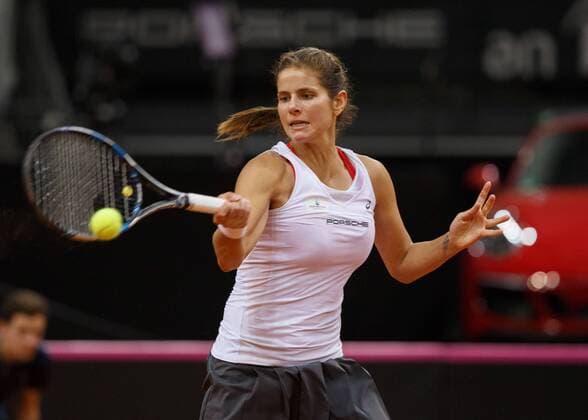 GER-UKR, Deutschland - Ukraine, Porsche Arena, Stuttgart, internationales ITF Damen Tennis Turnier, Mannschafts Wettbewerb, JULIA GOERGES (GER) Juergen Hasenkopf