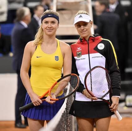 Angelique KERBER (GER) (rechts) vs Elina Svitolina (UKR) (links) vor Matchbeginn Tennis Damen Team Deutschland Germany Fed Cup Federations FedCup 2017 Deutschland vs Ukraine Porsche-Arena Stuttgart 23.04.2017 FedCup First Round Porsche-Arena Stuttgart 2017