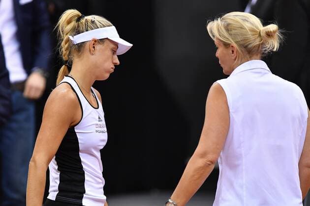 Angelique KERBER (GER) mit Barbara RITTNER (Teamchefin GER) Enttaeuschung,Frust,enttaeuscht, frustriert,niedergeschlagen, Tennis Fed Cup:Deutschland-Ukraine P O R S C H E A R E N A, Stuttgart am 23.04.2017