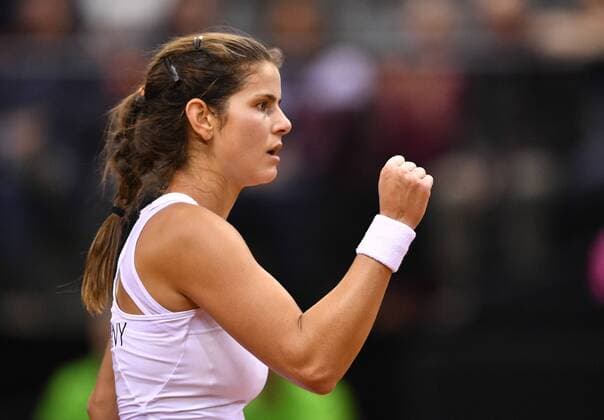Julia Görges (GER) jubelt Jubel nach gewonnenem Punkt Gestik, Geste Faust Tennis Damen Team Deutschland Germany Fed Cup Federations FedCup 2017 Deutschland vs Ukraine Porsche-Arena Stuttgart 23.04.2017 FedCup First Round Porsche-Arena Stuttgart 2017