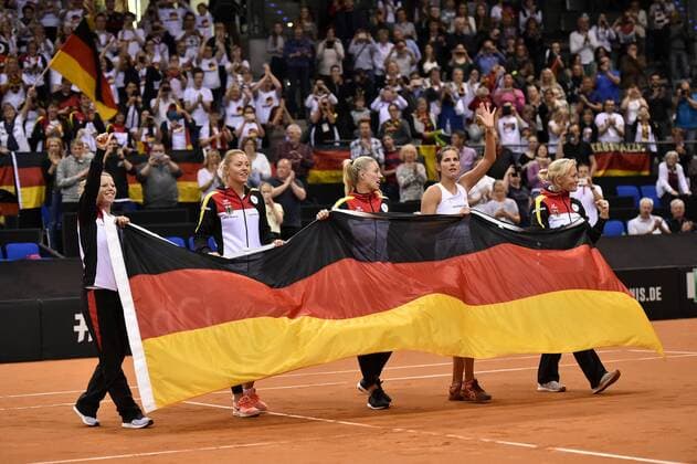 Julia Görges (GER) gewinnt 4. Einzel und macht Sieg perfekt Deutsche Mannschaft jubelt mit Falgge v.li.: Laura SIEGEMUND (GER) Carina Witthöft (GER) Angelique KERBER (GER) Julia Görges (GER) Team Captain Teamchefin Coach Barbara RITTNER (GER) Tennis Damen Team Deutschland Germany Fed Cup Federations FedCup 2017 Deutschland vs Ukraine Porsche-Arena Stuttgart 23.04.2017 FedCup First Round Porsche-Arena Stuttgart 2017