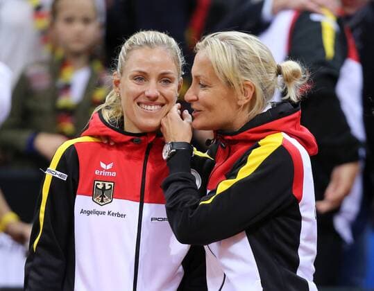 Stuttgart Tennis Fed Cup Deutschland vs. Ukraine, v.l. Angelique Kerber und Teamchefin Barbara Rittner (GER) freuen sich über den Sieg