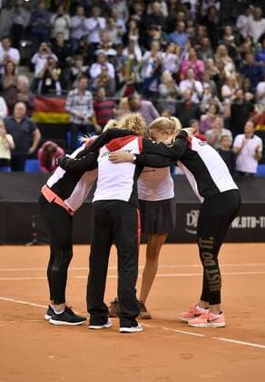 Julia Görges (GER) gewinnt 4. Einzel und macht Sieg perfekt Deutsche Mannschaft jubelt auf Court Teambuilding Kreis der Spielerinnen Tennis Damen Team Deutschland Germany Fed Cup Federations FedCup 2017 Deutschland vs Ukraine Porsche-Arena Stuttgart 23.04.2017 FedCup First Round Porsche-Arena Stuttgart 2017