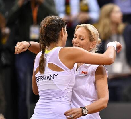 Julia Görges (GER) gewinnt 4. Einzel und macht Sieg perfekt Deutsche Mannschaft jubelt, Jubel Schlussjubel Umarmung mit Team Captain Teamchefin Coach Barbara RITTNER (GER) Tennis Damen Team Deutschland Germany Fed Cup Federations FedCup 2017 Deutschland vs Ukraine Porsche-Arena Stuttgart 23.04.2017 FedCup First Round Porsche-Arena Stuttgart 2017