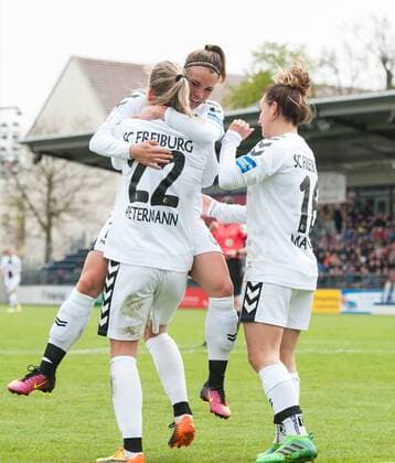 Jubel nach dem Tor zum 0-1: Torschuetzin Lena Petermann (22) feiert den Treffer mit Sandra Starke (13) und Lina Magull (16 alleSCF) Fussball Frauen 1.Bundesliga Saison 2016 2017, 17.Spieltag: 1.FFC Turbine Potsdam - SC Freiburg in Potsdam, Deutschland am 23.04.2017,