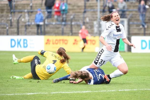 Fussball, Frauen, 1. Bundesliga, Saison 2016 17, 17. Spieltag, 1. FFC Turbine Potsdam - SC Freiburg, TW Laura Benkarth (Nr. 1, SC Freiburg), Tabea Kemme (Nr. 21, 1. FFC Turbine Potsdam), Carolin Schiewe (Nr. 33, SC Freiburg), 23.04.17, Copyright: xMichaelxHundtx xMatthiasxKochx