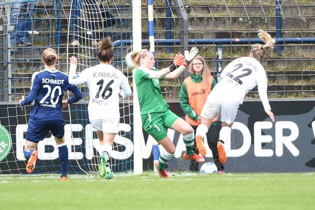 Fussball, Frauen, 1. Bundesliga, Saison 2016 17, 17. Spieltag, 1. FFC Turbine Potsdam - SC Freiburg, Lena Petermann (Nr. 22, SC Freiburg) erzielt gegen TW Lisa Schmitz (Nr. 1, 1. FFC Turbine Potsdam) das Tor zum 0:1, 23.04.17, Copyright: xMichaelxHundtx xMatthiasxKochx