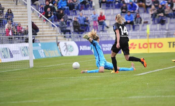 1. FFC Frankfurt - VfL Wolfsburg; 23.04.2017 Jackie Groenen (1. FFC Frankfurt) trifft zum 1:0, Merle Frohms (VfL Wolfsburg) hat keine Chance an den Ball zu kommen; 1. FFC Frankfurt - VfL Wolfsburg am 23.04.2017 im Stadion am Brentanobad, Frankfurt (Hessen) xkpx