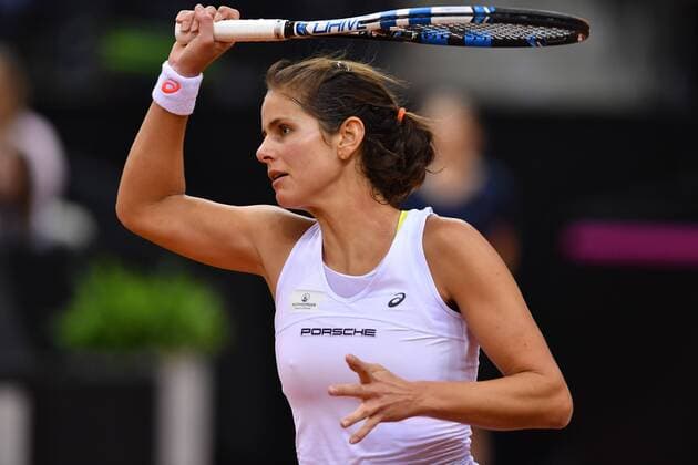 Julia GOERGES (GER), Aktion,Einzelbild,angeschnittenes Einzelmotiv,Halbfigur,halbe Figur, Tennis Fed Cup:Deutschland-Ukraine P O R S C H E A R E N A, Stuttgart am 23.04.2017