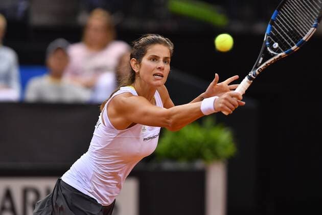 Julia GOERGES (GER), Aktion,Einzelbild,angeschnittenes Einzelmotiv,Halbfigur,halbe Figur, Tennis Fed Cup:Deutschland-Ukraine P O R S C H E A R E N A, Stuttgart am 23.04.2017