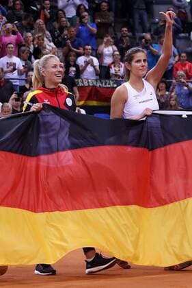 Stuttgart Tennis Fed Cup Deutschland vs. Ukraine, v.l. Angelique Kerber und Julia Görges (GER) mit der Deutschlandflagge