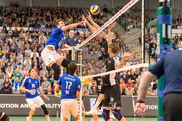 Volleyball Bundesliga: Finale Spiel 1 - VfB Friedrichshafen : Berlin Recycling Volleys, 23.04.2017 Andreas TAKVAM (VfB Friedrichshafen, 4) Volleyball Bundesliga: Finale Spiel 1 - VfB Friedrichshafen : Berlin Recycling Volleys am 23.04.2017 in Friedrichshafen, ZF Arena, Deutschland xUSx