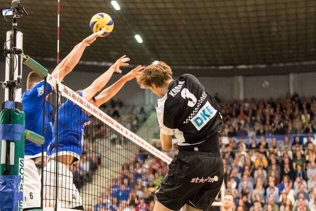 Volleyball Bundesliga: Finale Spiel 1 - VfB Friedrichshafen : Berlin Recycling Volleys, 23.04.2017 Robert Kromm (Berlin Recycling Volleys, 3) Volleyball Bundesliga: Finale Spiel 1 - VfB Friedrichshafen : Berlin Recycling Volleys am 23.04.2017 in Friedrichshafen, ZF Arena, Deutschland xUSx
