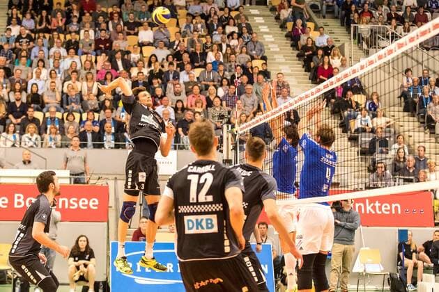 Volleyball Bundesliga: Finale Spiel 1 - VfB Friedrichshafen : Berlin Recycling Volleys, 23.04.2017 Robert Kromm (Berlin Recycling Volleys, 3) Volleyball Bundesliga: Finale Spiel 1 - VfB Friedrichshafen : Berlin Recycling Volleys am 23.04.2017 in Friedrichshafen, ZF Arena, Deutschland xUSx
