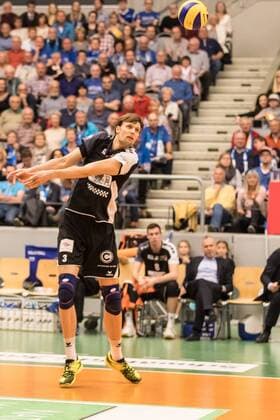 Volleyball Bundesliga: Finale Spiel 1 - VfB Friedrichshafen : Berlin Recycling Volleys, 23.04.2017 Robert Kromm (Berlin Recycling Volleys, 3) Volleyball Bundesliga: Finale Spiel 1 - VfB Friedrichshafen : Berlin Recycling Volleys am 23.04.2017 in Friedrichshafen, ZF Arena, Deutschland xUSx