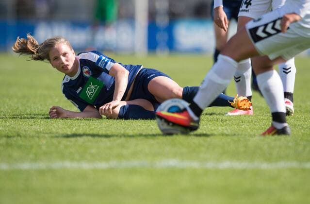 Tabea Kemme (POT) schaut am Boden liegend dem Ball hinterher. Fussball Frauen 1.Bundesliga Saison 2016 2017, 17.Spieltag: 1.FFC Turbine Potsdam - SC Freiburg in Potsdam, Deutschland am 23.04.2017,