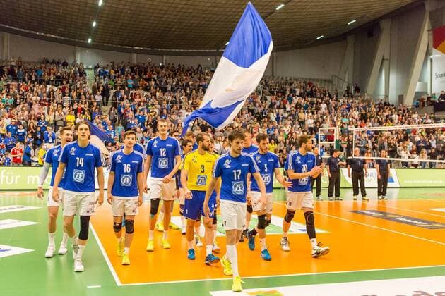 Bilder des Tages - SPORT Volleyball Bundesliga: Finale Spiel 1 - VfB Friedrichshafen : Berlin Recycling Volleys, 23.04.2017 VfB Friedrichshafen: Tomas ROUSSEAUX (VfB Friedrichshafen, 14) 16 Jakob GUENTHOER (VfB Friedrichshafen, 12) Thilo SPAETH-WESTERHOLT (VfB Friedrichshafen, 3) Tomas KOCIAN (VfB Friedrichshafen, 17) David SOSSENHEIMER (VfB Friedrichshafen, 5) Simon TISCHER (VfB Friedrichshafen, 10) Volleyball Bundesliga: Finale Spiel 1 - VfB Friedrichshafen : Berlin Recycling Volleys am 23.04.2017 in Friedrichshafen, ZF Arena, Deutschland xUSx