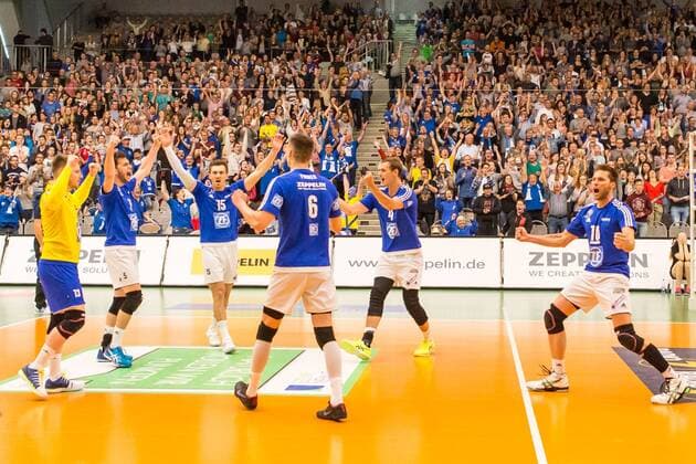 Volleyball Bundesliga: Finale Spiel 1 - VfB Friedrichshafen : Berlin Recycling Volleys, 23.04.2017 Jubel nach dem Matchgewinn durch VfB Friedrichshafen ; Volleyball Bundesliga: Finale Spiel 1 - VfB Friedrichshafen : Berlin Recycling Volleys am 23.04.2017 in Friedrichshafen, ZF Arena, Deutschland xUSx