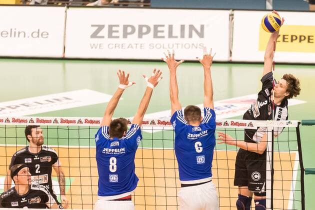 Volleyball Bundesliga: Finale Spiel 1 - VfB Friedrichshafen : Berlin Recycling Volleys, 23.04.2017 Robert Kromm (Berlin Recycling Volleys, 3), Georg KLEIN (VfB Friedrichshafen, 8) Michal FINGER (VfB Friedrichshafen, 6) Volleyball Bundesliga: Finale Spiel 1 - VfB Friedrichshafen : Berlin Recycling Volleys am 23.04.2017 in Friedrichshafen, ZF Arena, Deutschland xUSx