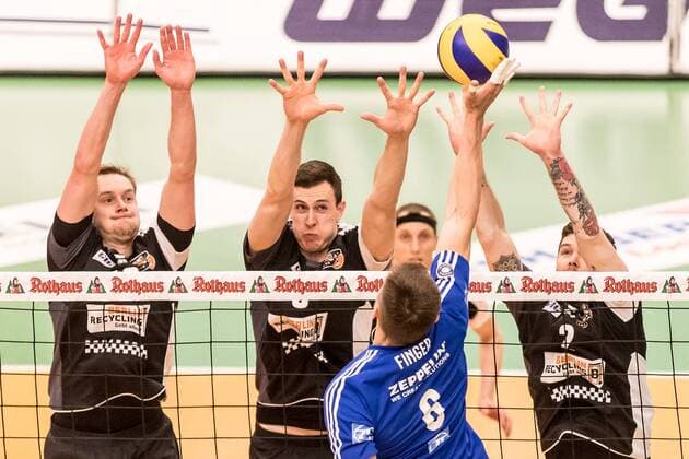 Volleyball Bundesliga: Finale Spiel 1 - VfB Friedrichshafen : Berlin Recycling Volleys, 23.04.2017 Michal FINGER (VfB Friedrichshafen, 6) Sebastian Kuehner (Berlin Recycling Volleys, 10) Steven Marshall (Berlin Recycling Volleys, 2) Volleyball Bundesliga: Finale Spiel 1 - VfB Friedrichshafen : Berlin Recycling Volleys am 23.04.2017 in Friedrichshafen, ZF Arena, Deutschland xUSx