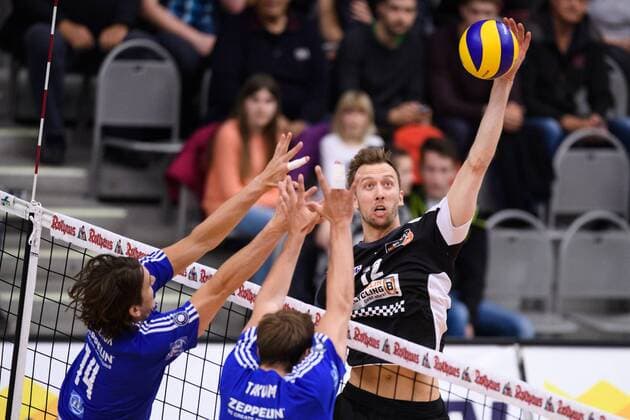 23.04.2017, ZF Arena, Friedrichshafen Volleyball, Bundesliga Männer Maenner, Play-offs Finale, VfB Friedrichshafen vs. Berlin Recycling Volleys Block Doppelblock Tomas Rousseaux ( 14 Friedrichshafen), Andreas Takvam ( 4 Friedrichshafen) - Angriff Paul Carroll ( 12 Berlin)