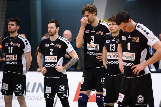 23.04.2017, ZF Arena, Friedrichshafen Volleyball, Bundesliga Männer Maenner, Play-offs Finale, VfB Friedrichshafen vs. Berlin Recycling Volleys Tsimafei Zhukouski ( 11 Berlin), Steven Marshall ( 2 Berlin), Robert Kromm ( 3 Berlin), Ruben Schott ( 13 Berlin), Graham Vigrass ( 8 Berlin) enttäuscht enttaeuscht traurig nach Niederlage