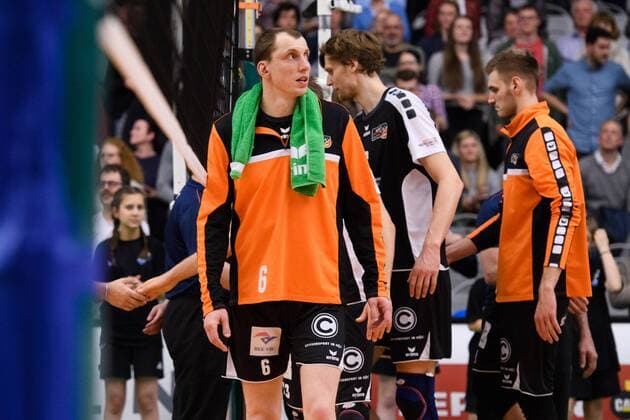 23.04.2017, ZF Arena, Friedrichshafen Volleyball, Bundesliga Männer Maenner, Play-offs Finale, VfB Friedrichshafen vs. Berlin Recycling Volleys Felix Fischer ( 6 Berlin), Robert Kromm ( 3 Berlin), Aleksandar Okolic ( 1 Berlin) enttäuscht enttaeuscht traurig nach Niederlage