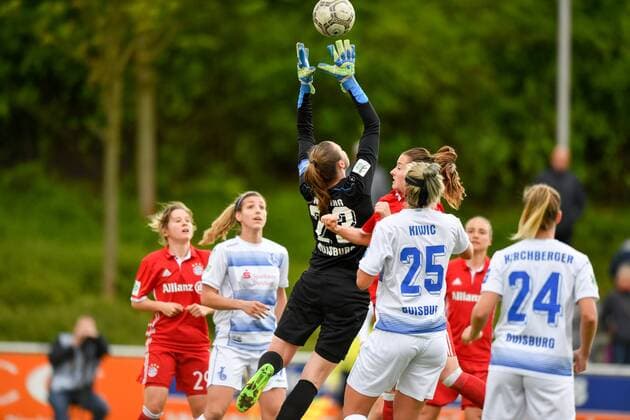 Lena Nuding (MSV Duisburg) (23) fängt den Ball aus der Luft, Fussball, Allianz Frauen-Bundesliga,MSV Duisburg - FC Bayern München, xmkx