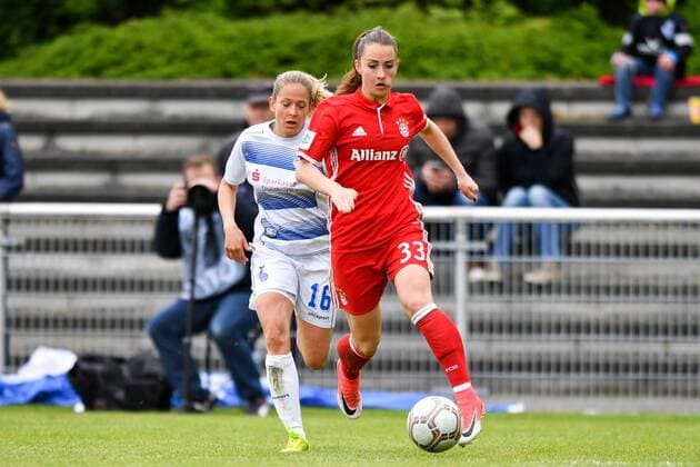 Sara Daebritz (FC Bayern Muenchen) (33) setztt sich gegen Sandra Betschart (MSV Duisburg) (16) durch und läuft aufs Tor zu, Fussball, Allianz Frauen-Bundesliga,MSV Duisburg - FC Bayern München, xmkx