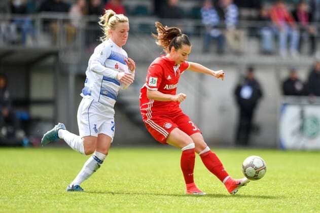 Sara Daebritz (FC Bayern Muenchen) (33) schlägt eine Flanke vor Julia Debitzki (MSV Duisburg) (20), Fussball, Allianz Frauen-Bundesliga,MSV Duisburg - FC Bayern München, xmkx