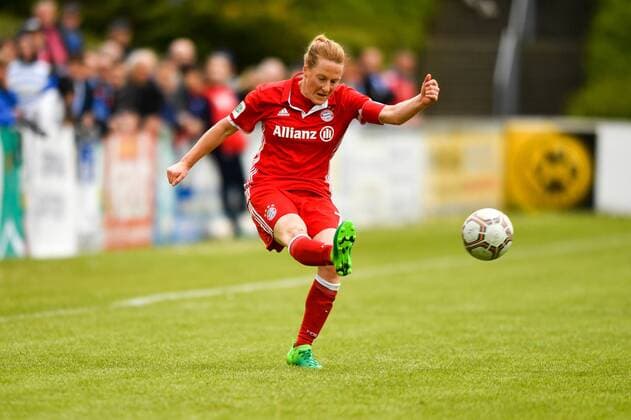 Melanie Behringer (FC Bayern Muenchen, Mel Behringer) schlägt eine Flanke, Fussball, Allianz Frauen-Bundesliga,MSV Duisburg - FC Bayern München, xmkx