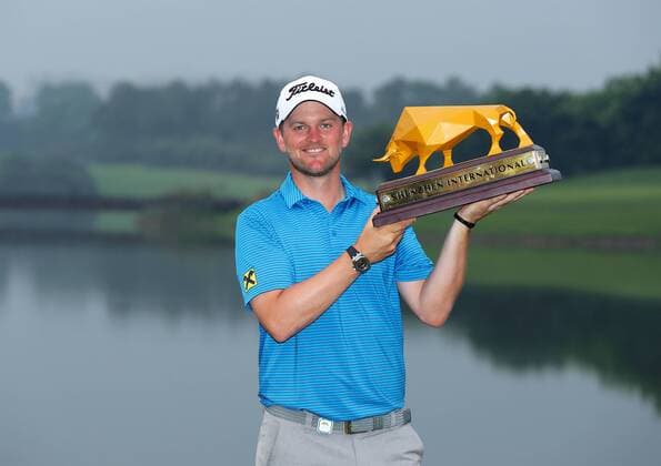 Bilder des Tages - SPORT Bernd Wiesberger of Austria holds up his trophy after winning the 2017 Shenzhen International Golf Tournament in Shenzhen city, south China s Guangdong province, 23 April 2017. Austrian Bernd Wiesberger beat England s Tommy Fleetwood in a playoff on Sunday (23 April 2017) to win the Shenzhen International. Wiesberger went into the final round with a three-shot lead and eight shots ahead of Fleetwood but the Englishman fired a 63 to finish tied at 16 under. Wiesberger s 71 featured par saves on the 12th and 17th and he nearly hit the pin with his approach to the last hole but was forced to settle for a par and a trip back up the 18th. Wiesberger hit his drive in the playoff over the water off the tee and ended up in the bank while Fleetwood played safely onto the fairway and found the heart of the green with his second shot. The pressure was on Wiesberger and he delivered, placing his approach to five feet and making the putt for a birdie. Bubba Watson takes the lead at 2017 Shenzhen International  20170423_35942