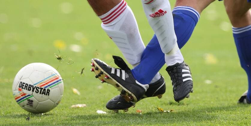 Fussball_Feature Fußball, Fussball, Feature, Vier gegen Einen. Vier Füße gegen den Ball. Fußballschuhe, Adidas, Drei Streifen, Derbystar. Stollen, Rot-Weiß, Blau-Weiß, Stutzen, Schienbeine, treten, (aus SV SCHOTT Jena vs. RasenBallsport Leipzig 0:1 (0:1) 03.10.2009, NOFV Oberliga Süd) . PP091003Fussball