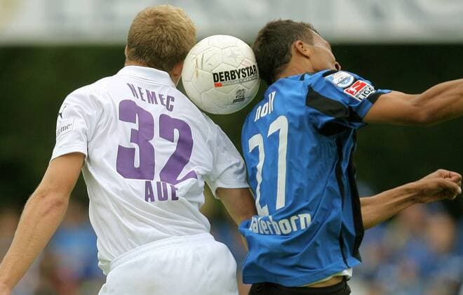 Paderborn_Aue Paderborn, Hermann-Löns-Stadion, 02.09.2007, Fußball, 2.Bundesliga. 4. Spieltag. SC Paderborn 07 vs. FC Erzgebirge Aue 0:1 (0:0) Kopfball. Adam Nemec (li.,Aue) gegen Emil Nill (SCP). pp_020907SCP_Aue