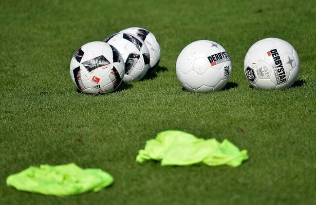 18.08.2016, xfux, Fussball 1.Bundesliga, SV Darmstadt 98 Training, emspor emonline, v.l. Fussball, Baelle, Ball von Derbystar und Addidas Darmstadt