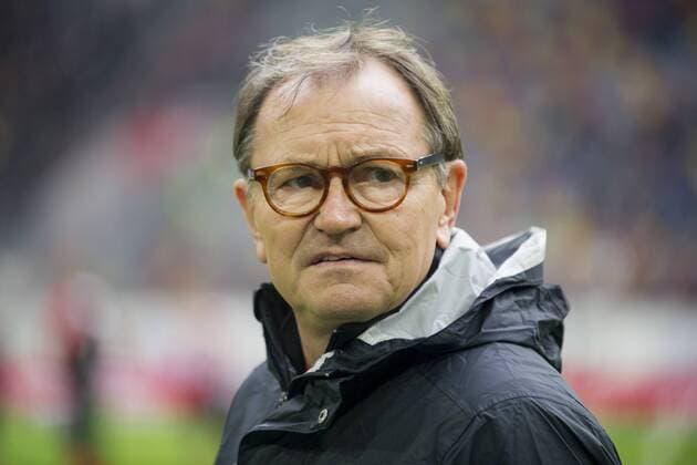 Trainer Ewald LIENEN (Pauli) ist nachdenklich, nachdenkend, Fussball 2. Bundesliga, 30. Spieltag, Fortuna Duesseldorf (D) - FC St. Pauli (Pauli) 1:3, am 21.04.2017 in der Esprit Arena in Duesseldorf Deutschland. Â