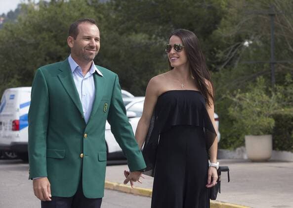 Spanish golfer Sergio Garcia (L), Masters champion at Augusta, and her fiancee Angela Akins arrive at Campo del Mediterraneo golf club, before he addresses his first press conference PK Pressekonferenz after winning the title on last 09 April, in the town of Borriol, Castellon, eastern Spain, 25 April 2017. Augusta Masters champion Sergio Garcia presser !ACHTUNG: NUR REDAKTIONELLE NUTZUNG!  Copyright: xDomenechxCastellóx 20170425-636287261782366948